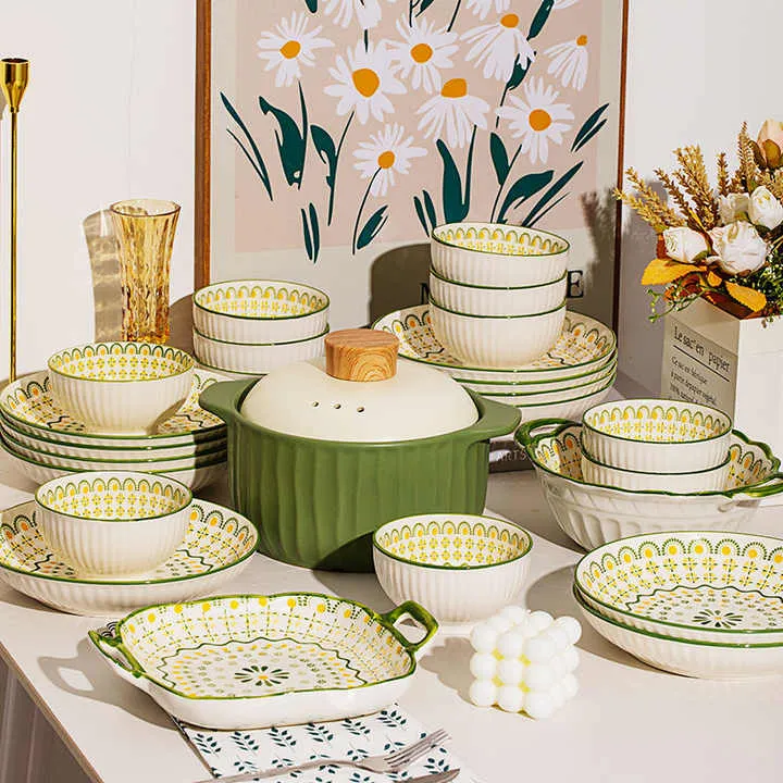 وأطباق طعام للسلطة and salad plates