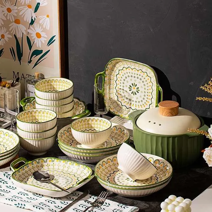 وأطباق طعام للسلطة and salad plates