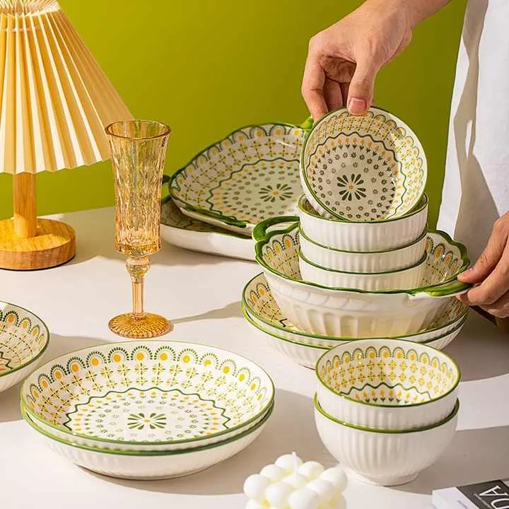 وأطباق طعام للسلطة and salad plates